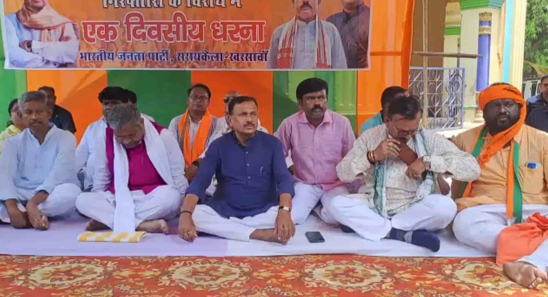 bjp dharna Senior BJP leaders including former Chief Minister Babulal Marandi staged a sit in demonstration against the Hemant government protesting the arrest of BJP leaders in Jamshedpur and demanding a CBI investigation Town Post