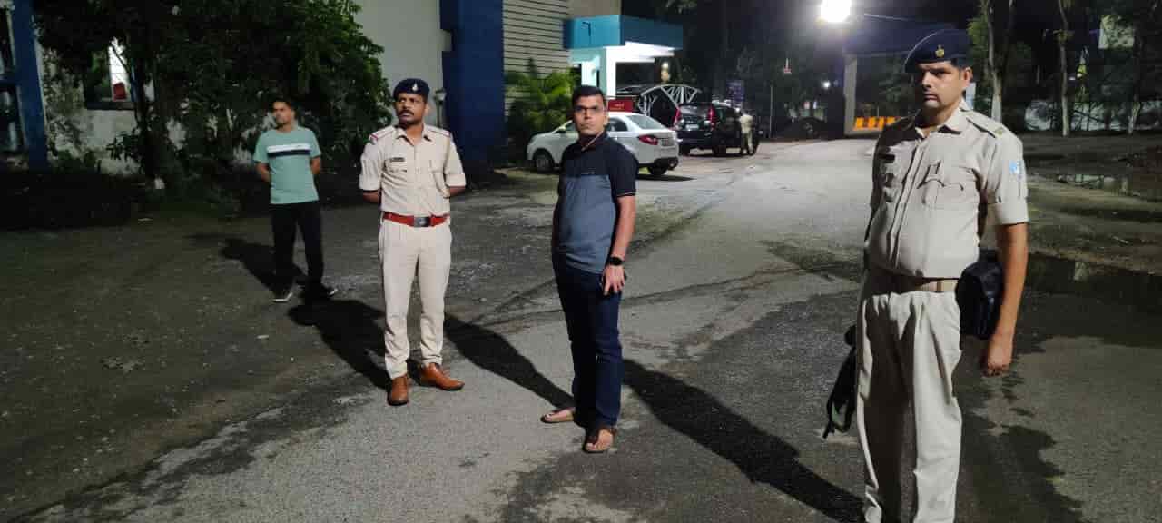 पुलिस कार्यकुशलता में सुधार के लिए एसएसपी प्रभात कुमार ने शुक्रवार देर रात साकची थाने का औचक निरीक्षण किया.