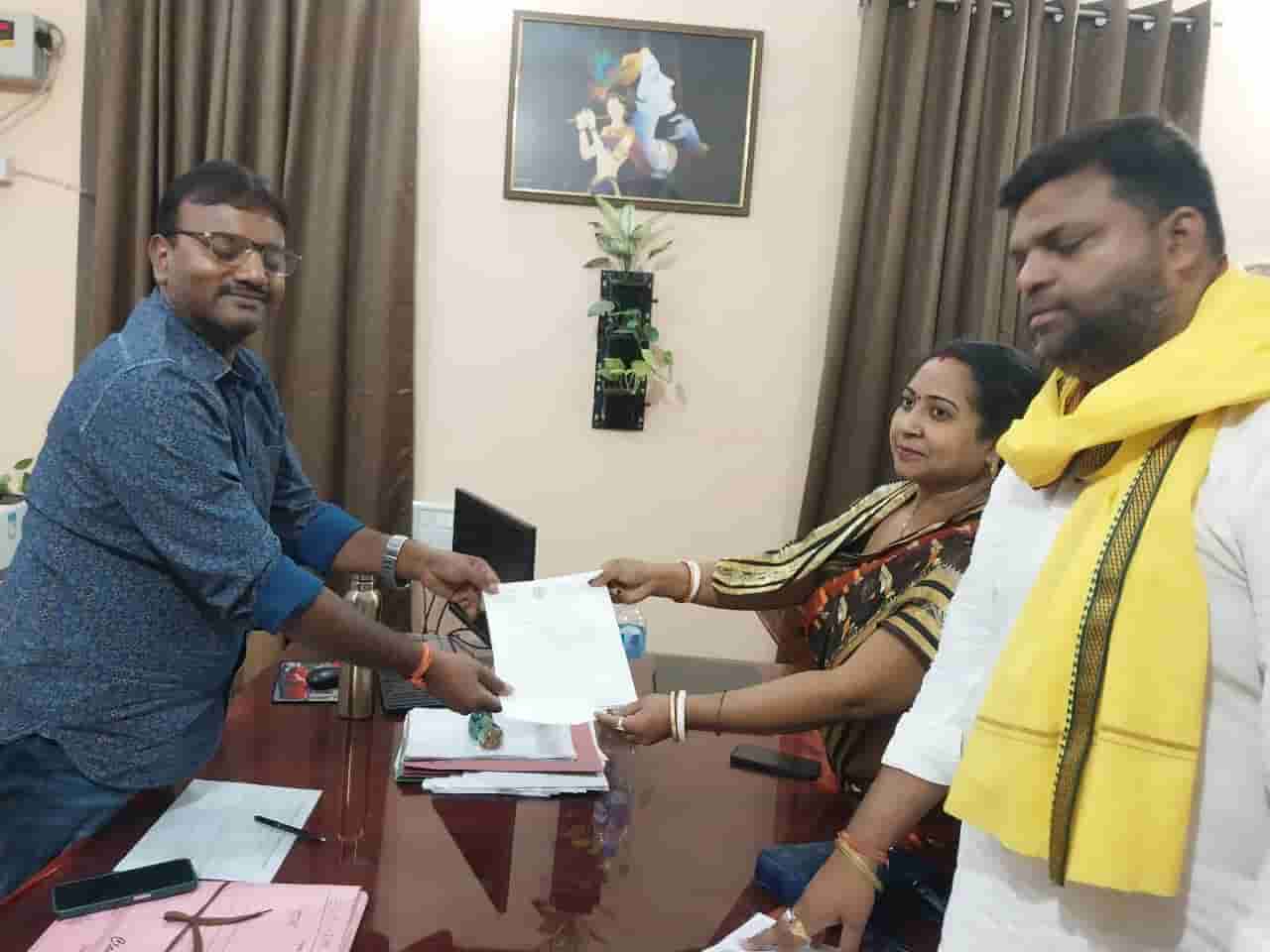 purnima mallick Zilla Parshad Purnima Malik presents a memorandum to the electrical executive engineer demanding a solution to escalating power issues Town Post