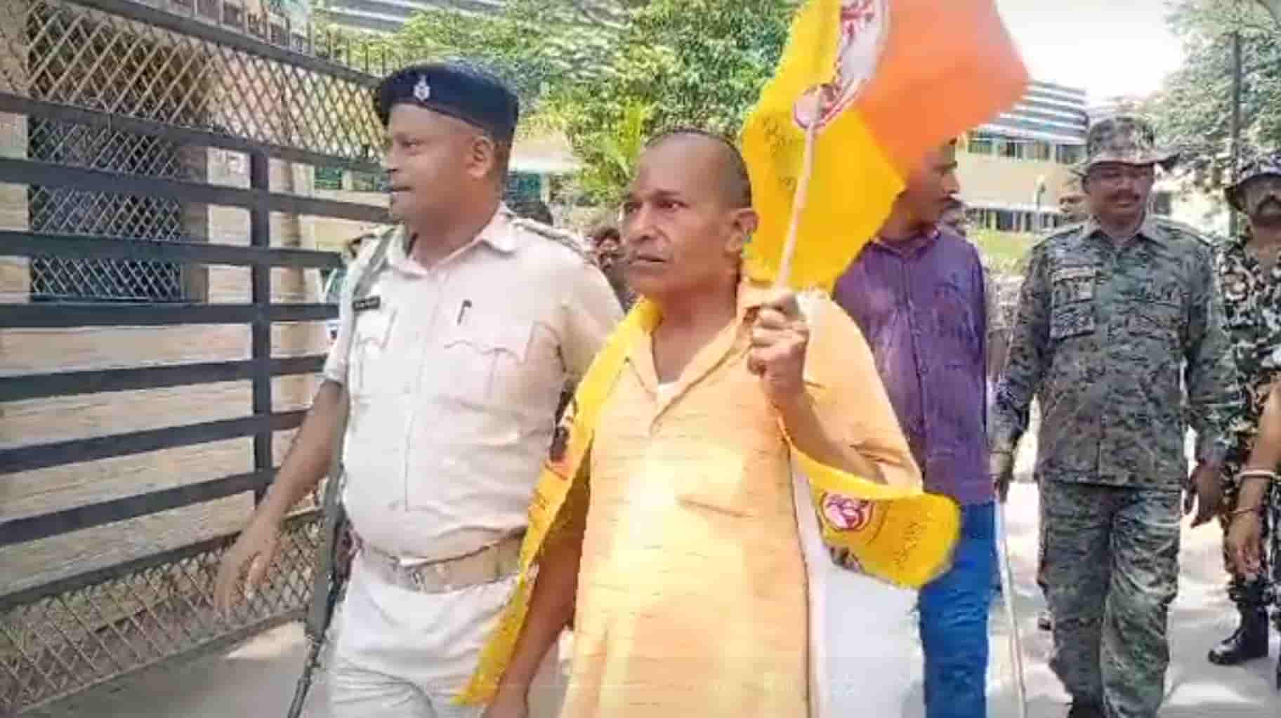 self immolation1 Jharkhand Town Post's persistent anti-corruption activist Ajit Kumar Sao, frustrated by a decade of inaction, attempted self-immolation only to be arrested at the Jamshedpur district headquarters.