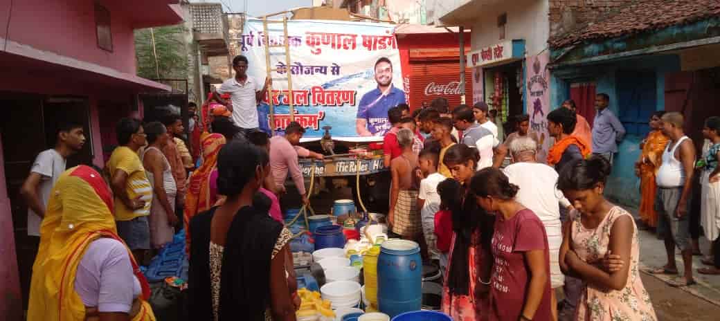 Former MLA and BJP State Spokesperson for Jharkhand Kunal Sarangi provides free drinking water to Jamshedpur's underprivileged residents.