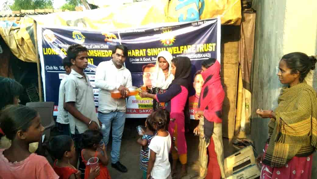 Amidst rising temperatures, Lions Club of Jamshedpur and Bharat Singh Welfare Trust provide relief by distributing cool drinks to the public.