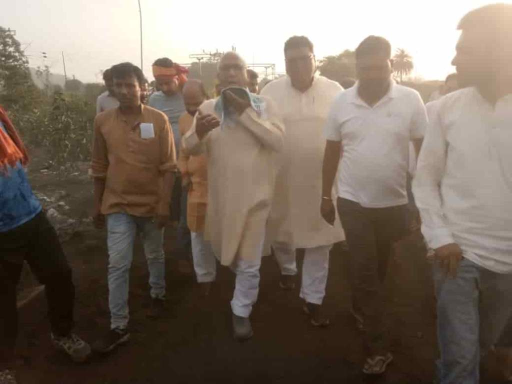 MLA Saryu Roy criticizes railway siding at Bhurkunda Station for causing pollution, demands its closure and accountability of the authorities involved.