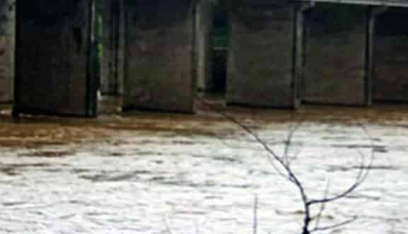 Jamshedpur on high alert due to rising Kharkai and Subarnarekha rivers; Dist Admn issues alert warning.